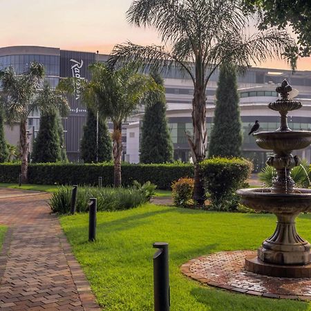Radisson Hotel And Convention Centre Or Tambo Airport Johannesburgo Exterior foto