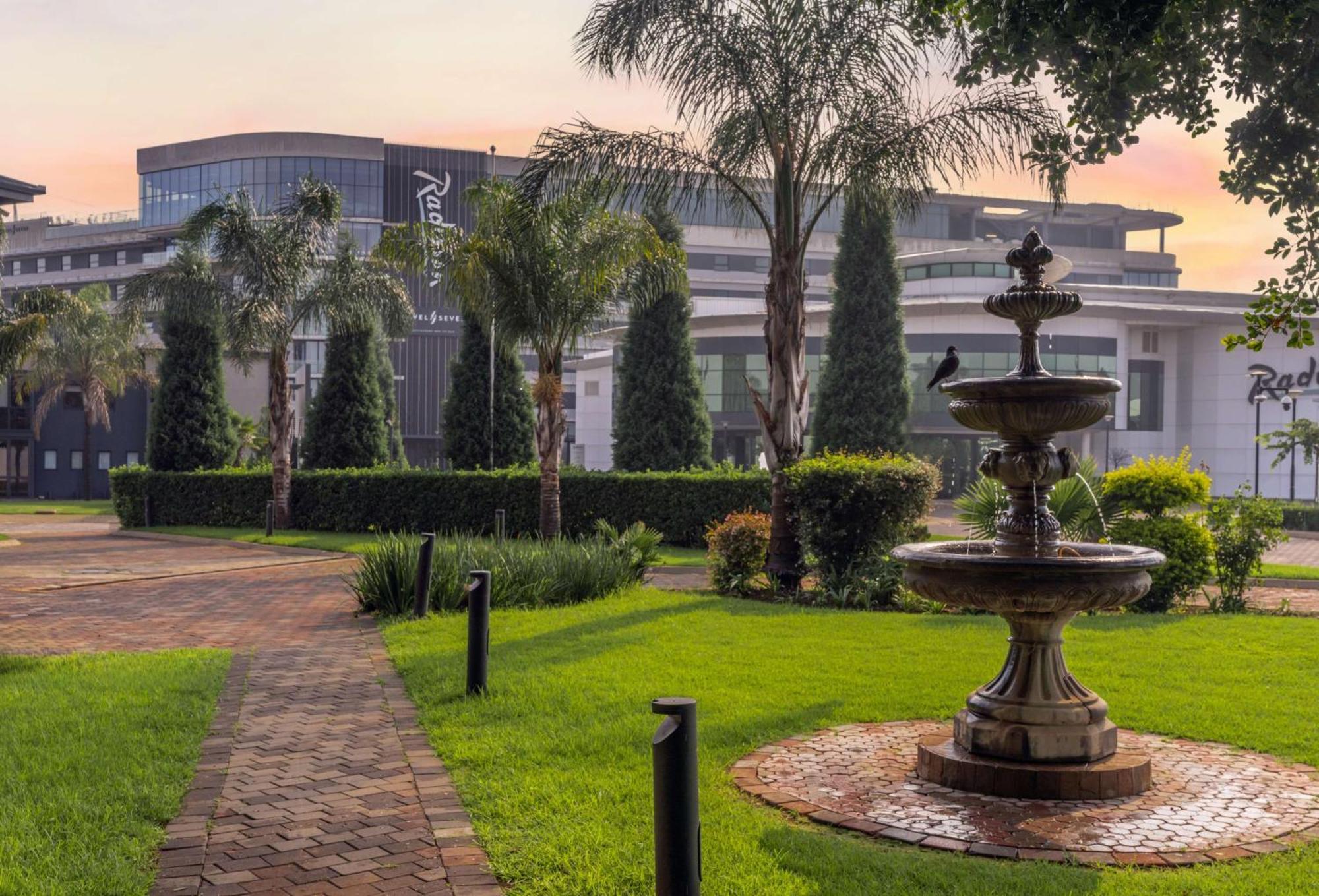 Radisson Hotel And Convention Centre Or Tambo Airport Johannesburgo Exterior foto